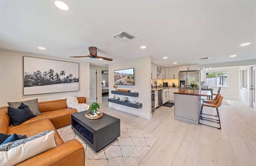 Southgate Casa | Putt 'n Plunge Paradise: 3/2 House 10 mins to Downtown & 15 mins to Lido Beach