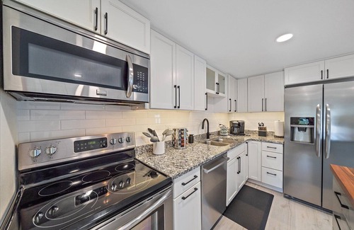 Southgate Casa | Putt 'n Plunge Paradise: 3/2 House 10 mins to Downtown & 15 mins to Lido Beach