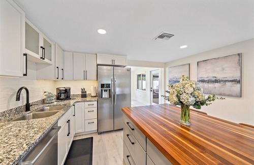Southgate Casa | Putt 'n Plunge Paradise: 3/2 House 10 mins to Downtown & 15 mins to Lido Beach