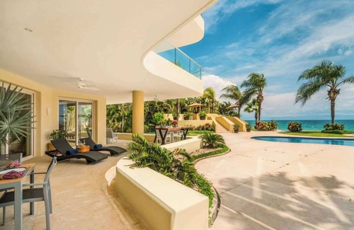 Emiliano Zapata Apartamento | Poolside Terrace Great Beachfront Gem!