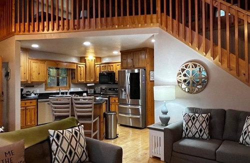 Murphy Cabina | Pvt Mountain log Cabin with Views, Hot tub, pet friendly, central location