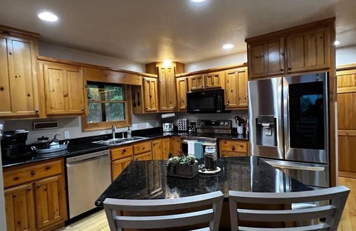 Murphy Cabina | Pvt Mountain log Cabin with Views, Hot tub, pet friendly, central location