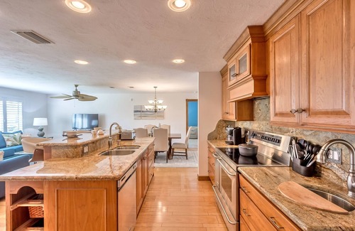 Ormond Shores Estates Casa | La casa privada 3/2 Oasis Pool Home Steps to Beach & River incluye paddleboard / kayak