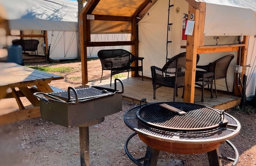 Prairie Lea Cabina | #Q Son's Blue River Camp - Glamping Cabin w/ 2 Queen Beds