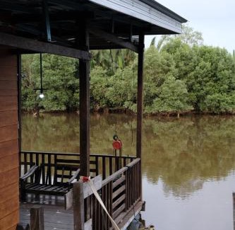 Kampung Laut Otro | Qimmy Riverside Floating Cabin