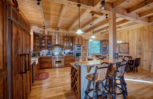 Almond Cabina | Quail Mountain lodge secluded mountain escape.