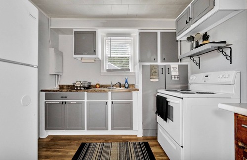 Lansing Casa | Quaint 1 Bedroom House on N Martin Luther King Jr Blvd, Lansing: Your Ideal Home