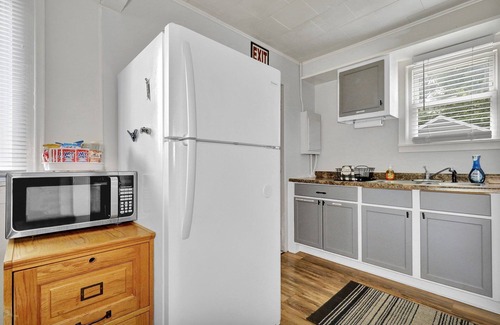 Lansing Casa | Quaint 1 Bedroom House on N Martin Luther King Jr Blvd, Lansing: Your Ideal Home