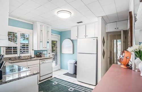 Central Naples Casa | Quaint 2BR Beach Cottage – Heated Pool & Patio