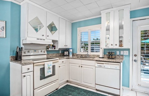 Central Naples Casa | Quaint 2BR Beach Cottage – Heated Pool & Patio