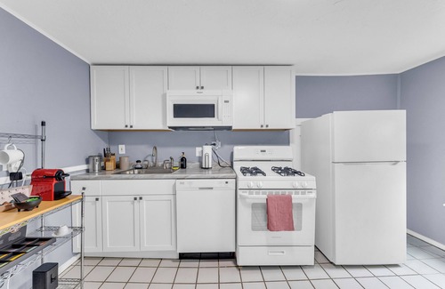 University Circle Apartamento | Quaint 2BR in Historical Little Italy
