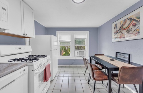 University Circle Apartamento | Quaint 2BR in Historical Little Italy