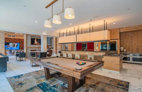 Orange Heights Apartamento | Quaint 2BR Uptown Biltmore Gym Pool Parking WD