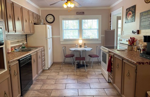 Iaeger Casa | Quaint 3 Bedroom House Free Parking on Premises