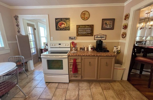 Iaeger Casa | Quaint 3 Bedroom House Free Parking on Premises