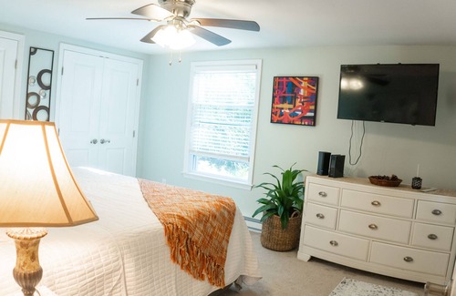 Bloomingburg Cabaña | Quaint and Cozy Couples Getaway. Cottage set in a woody area.