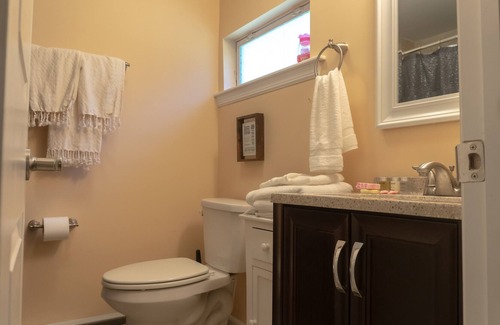 Bloomingburg Cabaña | Quaint and Cozy Couples Getaway. Cottage set in a woody area.