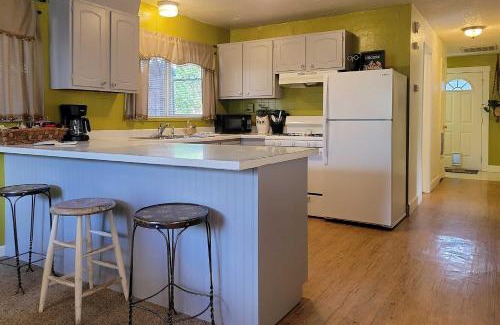 Pear Park Casa | Quaint and Cozy Cottage 3 Mi to Palisade Wineries!