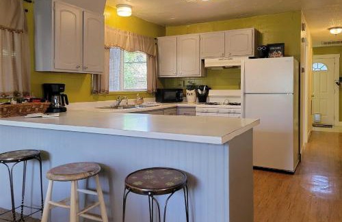 Pear Park Casa | Quaint and Cozy Cottage 3 Mi to Palisade Wineries!