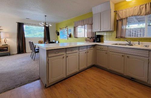 Pear Park Casa | Quaint and Cozy Cottage 3 Mi to Palisade Wineries!