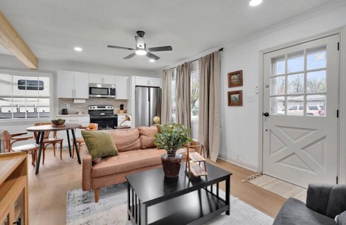Evansville Casa | Quaint and Cozy Retreat!