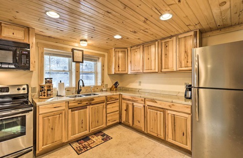 Boone Cabaña | Quaint Appalachian Getaway ~ 2 Mi to Boone!