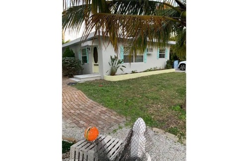 Fort Myers Beach Cabaña | Quaint beautiful backyard sanctuary