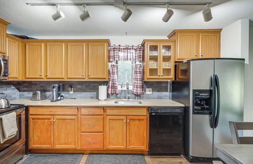 Bristol Casa | Quaint Bristol Townhome ~ 14 Mi to West Hartford!