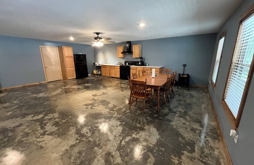 Higden Cabina | Quaint cabin, 1/4 mile from Sugar Loaf Marina boat launch on Greers Ferry Lake.