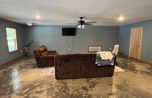 Higden Cabina | Quaint cabin, 1/4 mile from Sugar Loaf Marina boat launch on Greers Ferry Lake.