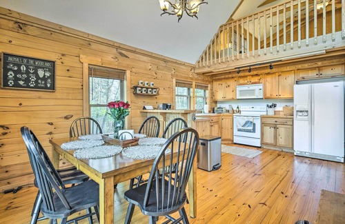 Sweetbriar Farms Cabina | Quaint Cabin w/ Deck & Loft: 10 Mi to Lake Lure!