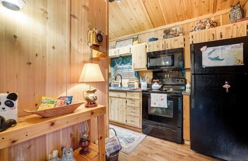 Cleveland Cabina | Quaint Cabin w/ Pool + Lake Access, 7 Mi to Helen!