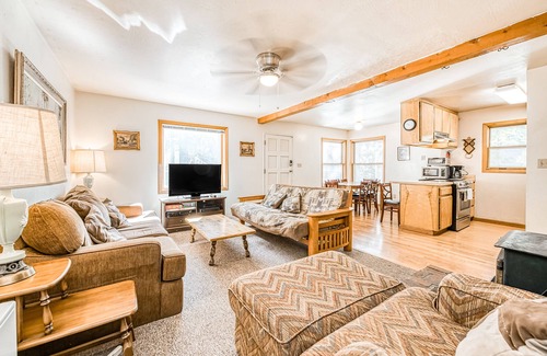 West Village Cabina | Encantador chalet con encanto rústico y excelente ubicación a dos millas del lago Shaver