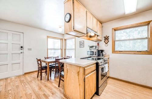 West Village Cabina | Encantador chalet con encanto rústico y excelente ubicación a dos millas del lago Shaver