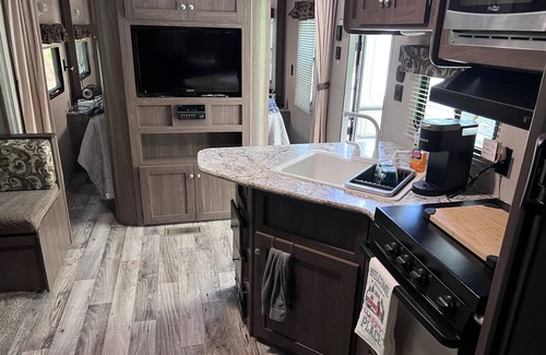 Murrayville Casa | Quaint camper in a private area with full hook ups!