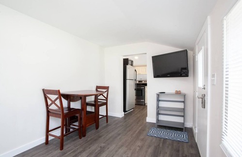Ozona Cabaña | Quaint, Clean and Bright Cottage in Ozona