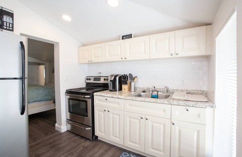 Ozona Cabaña | Quaint, Clean and Bright Cottage in Ozona