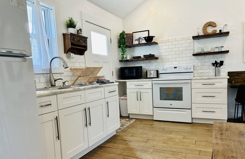 Grove Cabaña | Quaint Clean Cottage with Lake Access and King Bed