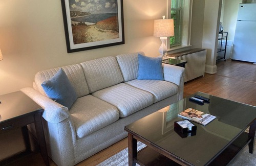 Whitefish Bay Apartamento | Quaint coach house apartment located minutes from downtown Milwaukee