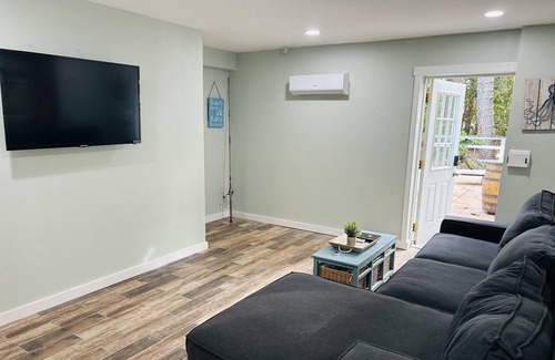 Crystal Beach Villa | Quaint coastal retreat, just a stone's throw away from the ocean.