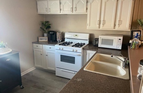 Warren Apartamento | Quaint, Comfy Upstairs Apartment all to yourself.