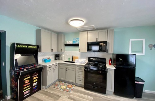 Geneva-on-the-Lake Casa | Quaint cottage a short walk from the GTOL strip!