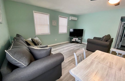 Geneva-on-the-Lake Casa | Quaint cottage a short walk from the GTOL strip!