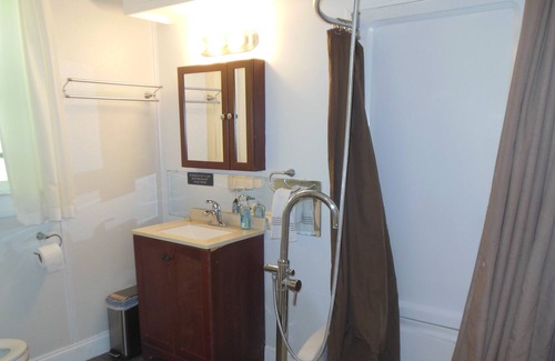 Indianapolis Cabaña | Quaint cottage home in scenic Riverside area in heart of Indianapolis