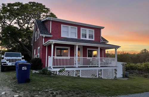 Snug Harbor Casa | Quaint cottage in Snug Harbor with water views/rights!
