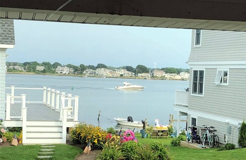 Snug Harbor Casa | Quaint cottage in Snug Harbor with water views/rights!