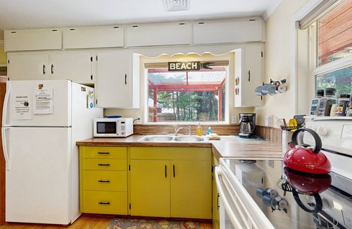 Tillicum Beach Cabaña | Perro amigable, casa de campo en el bosque 75 metros de la playa! WiFi gratis y Smart TV!