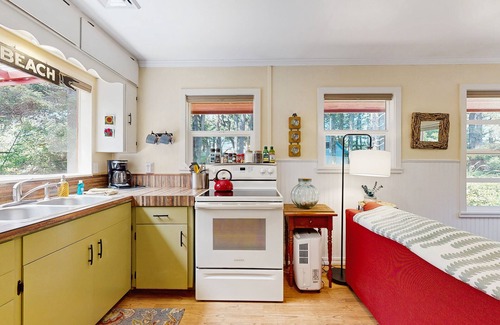 Tillicum Beach Cabaña | Perro amigable, casa de campo en el bosque 75 metros de la playa! WiFi gratis y Smart TV!