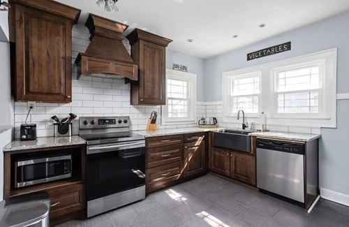 Meridian-Kessler Casa | Quaint Cottage in SoBro - Parking
