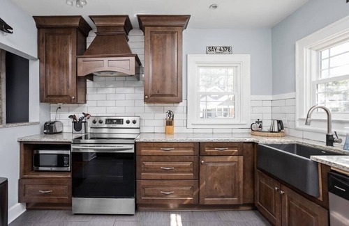 Meridian-Kessler Casa | Quaint Cottage in SoBro - Parking